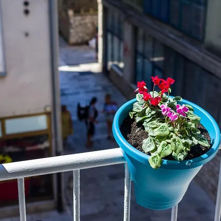Ema 2br Apt. In Old Town Centre زادار