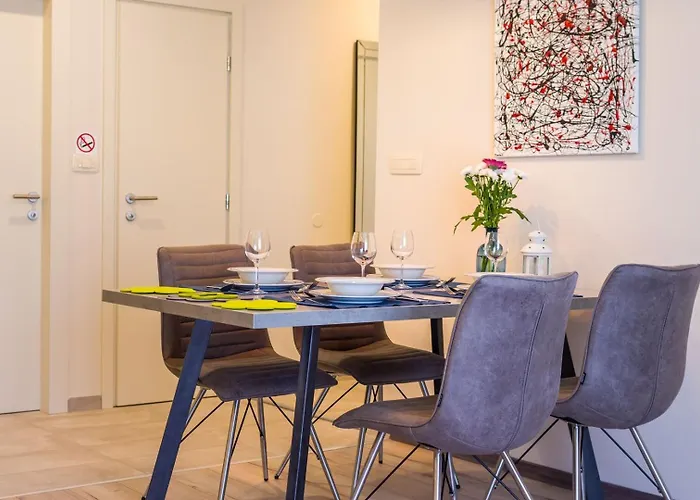 Ema 2br Apt. In Old Town Centre شقة *