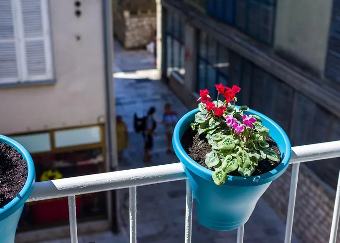 Ema 2br Apt. In Old Town Centre زادار