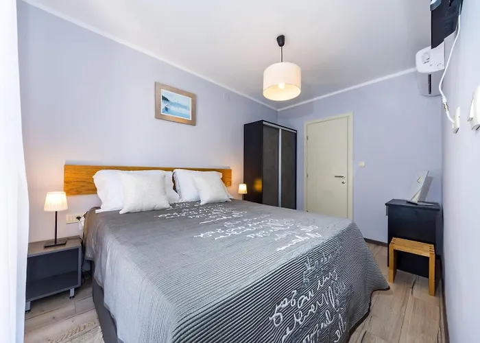 Ema 2br Apt. In Old Town Centre شقة زادار