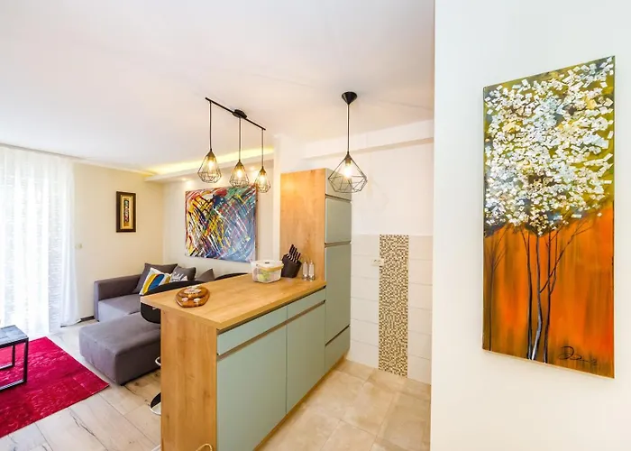 Ema 2br Apt. In Old Town Centre زادار