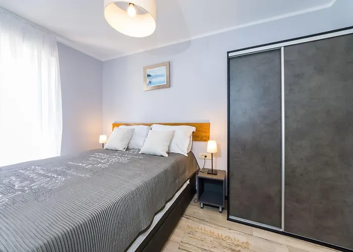 Ema 2br Apt. In Old Town Centre شقة