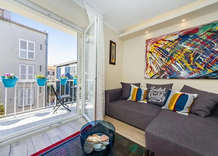 Ema 2br Apt. In Old Town Centre شقة *