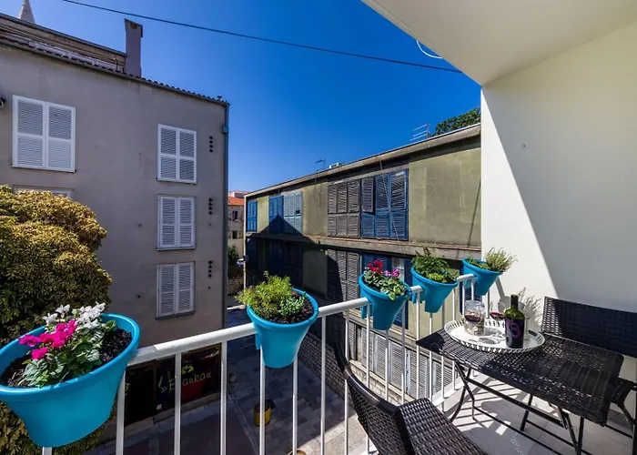 Ema 2br Apt. In Old Town Centre * زادار