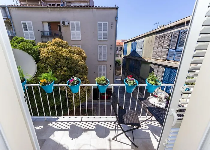 Ema 2br Apt. In Old Town Centre زادار