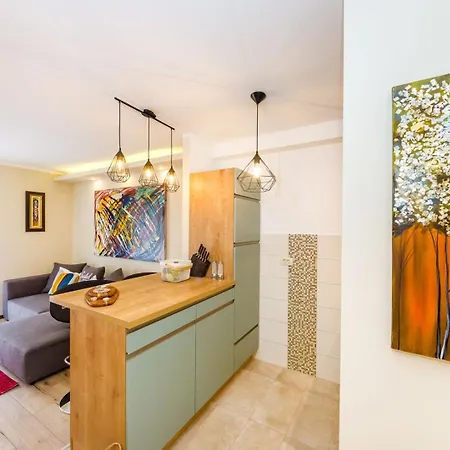 Ema 2br Apt. In Old Town Centre Zara