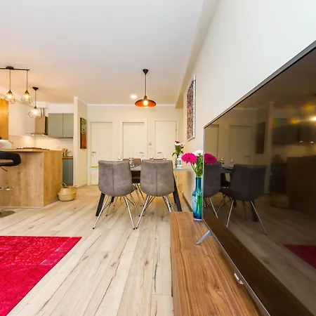 Ema 2br Apt. In Old Town Centre Apartmán