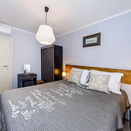 Ema 2br Apt. In Old Town Centre * Zara