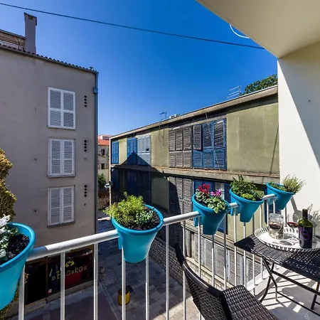 Ema 2br Apt. In Old Town Centre Apartmán