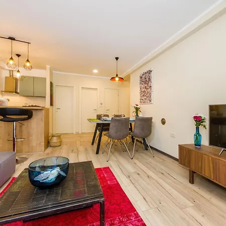 Ema 2br Apt. In Old Town Centre Apartmán