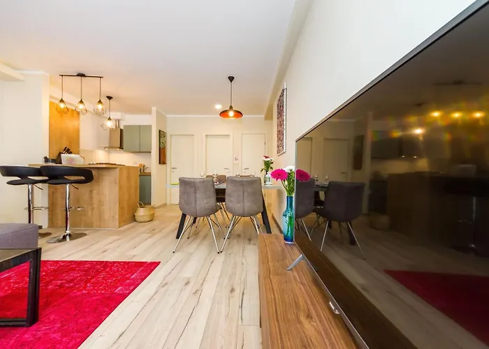 Ema 2br Apt. In Old Town Centre 公寓