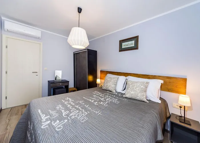 Ema 2br Apt. In Old Town Centre * 扎达尔