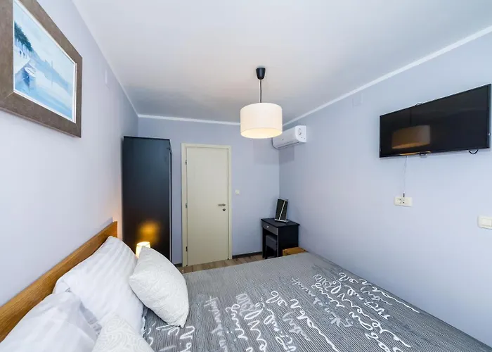 Ema 2br Apt. In Old Town Centre 公寓