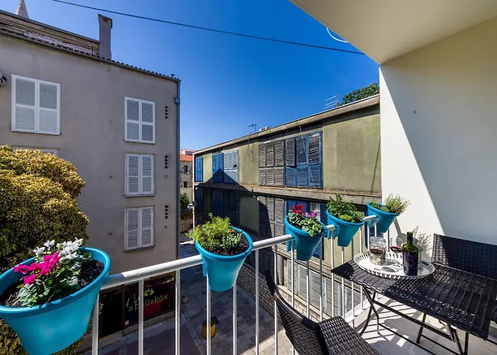 Ema 2br Apt. In Old Town Centre 公寓