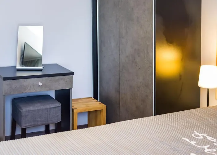 Ema 2br Apt. In Old Town Centre דירה זאדאר