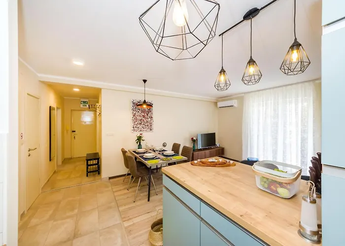 Ema 2br Apt. In Old Town Centre דירה *