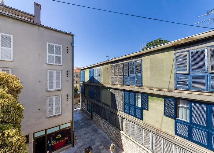 Ema 2br Apt. In Old Town Centre דירה