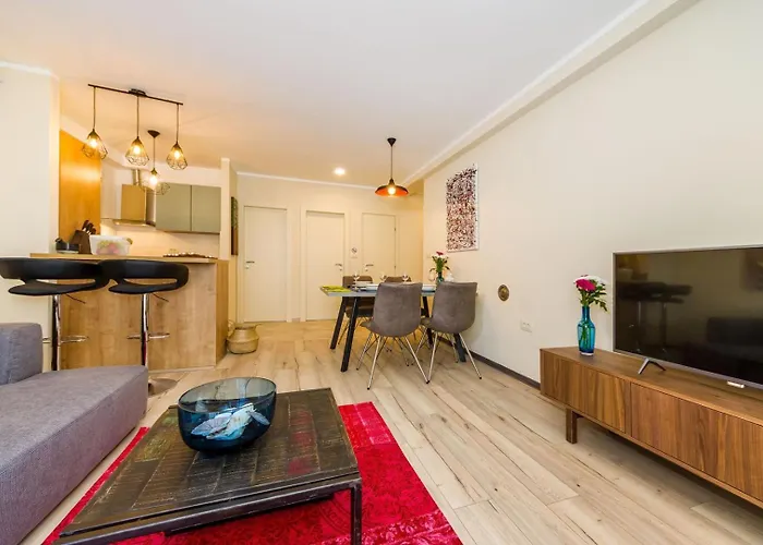 Ema 2br Apt. In Old Town Centre 公寓